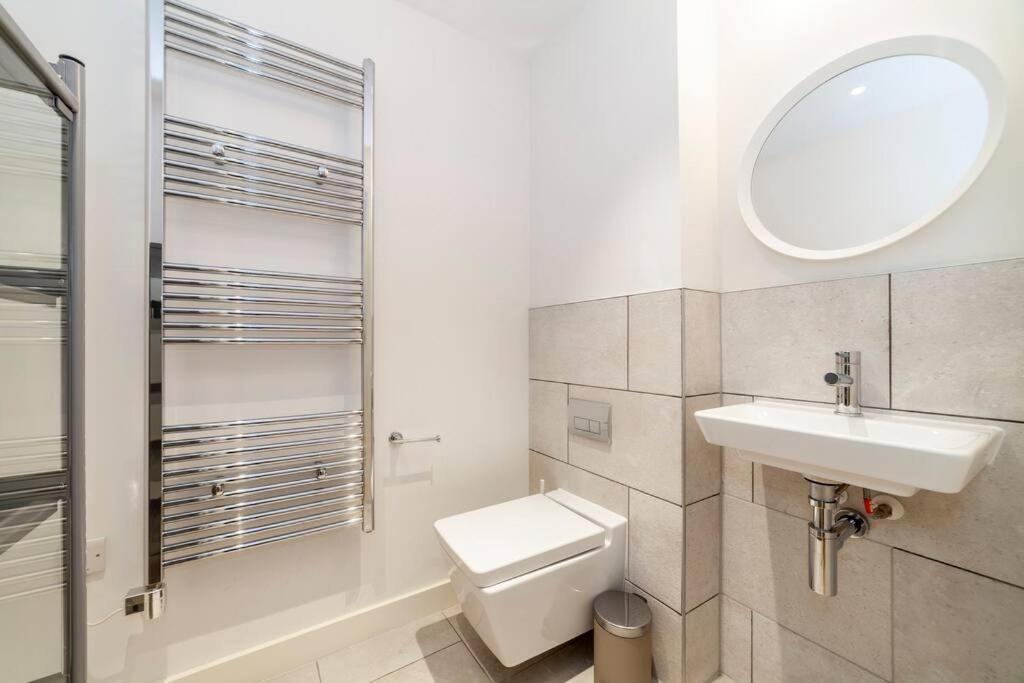 Stunning New 3 Bdr Duplex Wbalcony, East London Appartement Buitenkant foto
